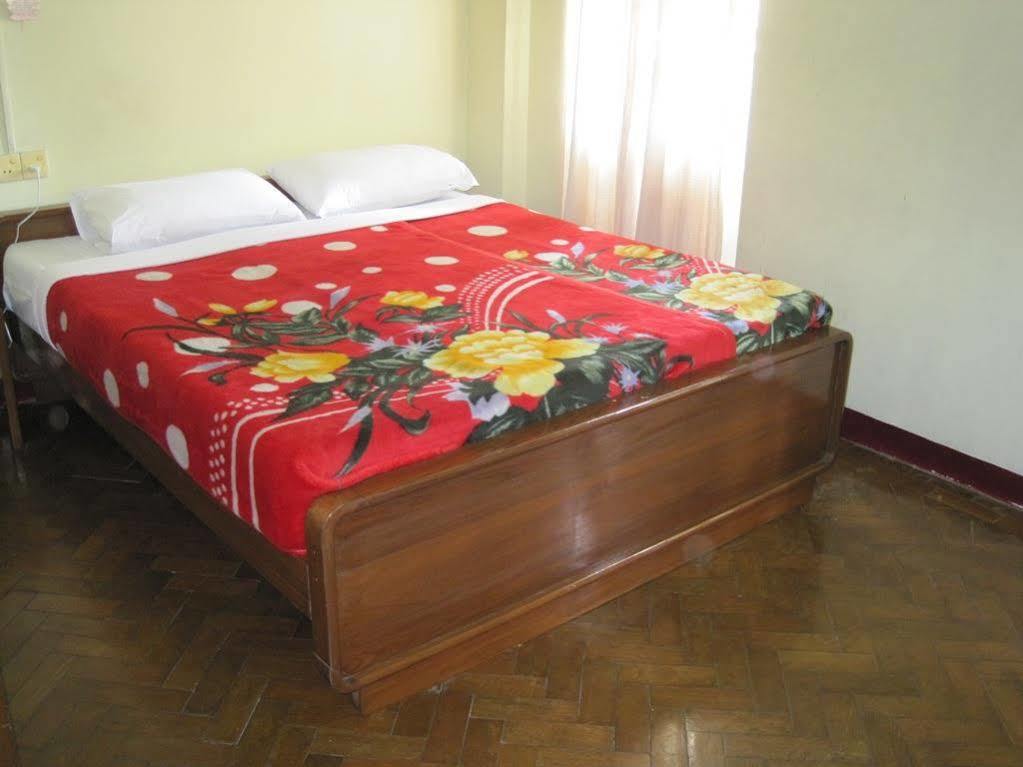 Golden Guest Inn Yangon Esterno foto