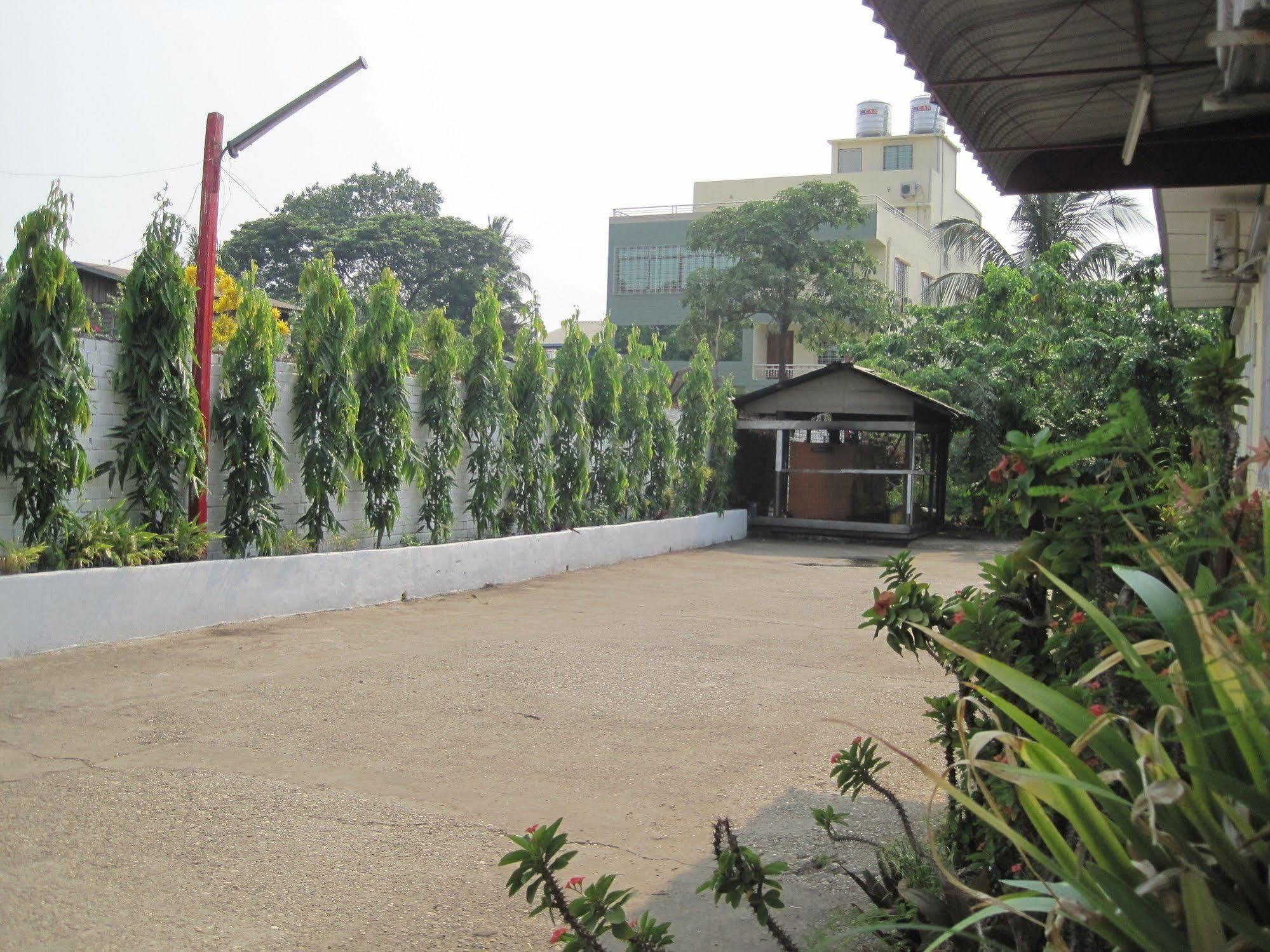 Golden Guest Inn Yangon Esterno foto